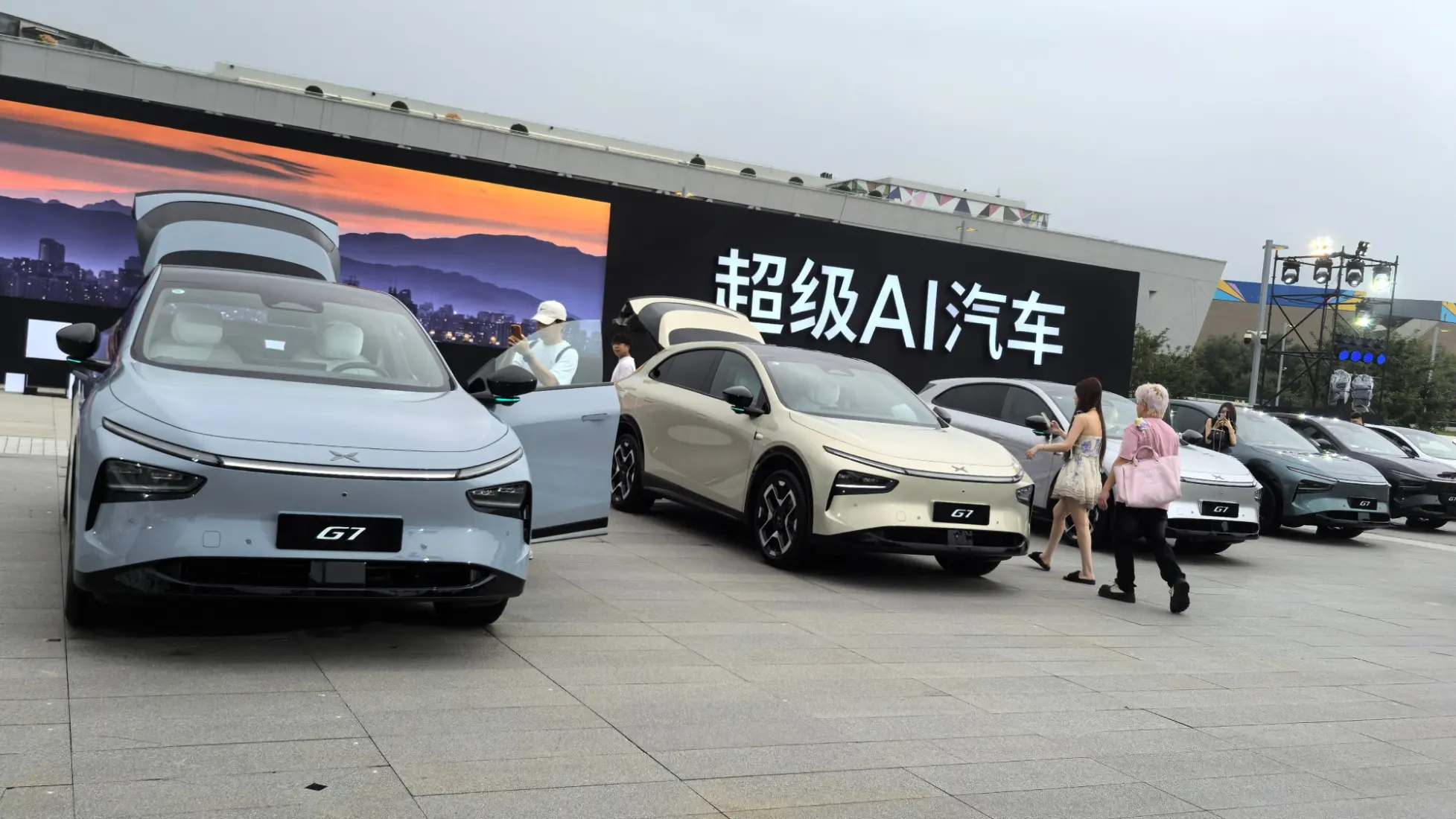 The Xpeng G7 2025 debuts with a 702 km range, AR tech by Huawei, smart cabin, and L3 autonomous driving, starting at just 100,000 AED to rival Tesla and Xiaomi.