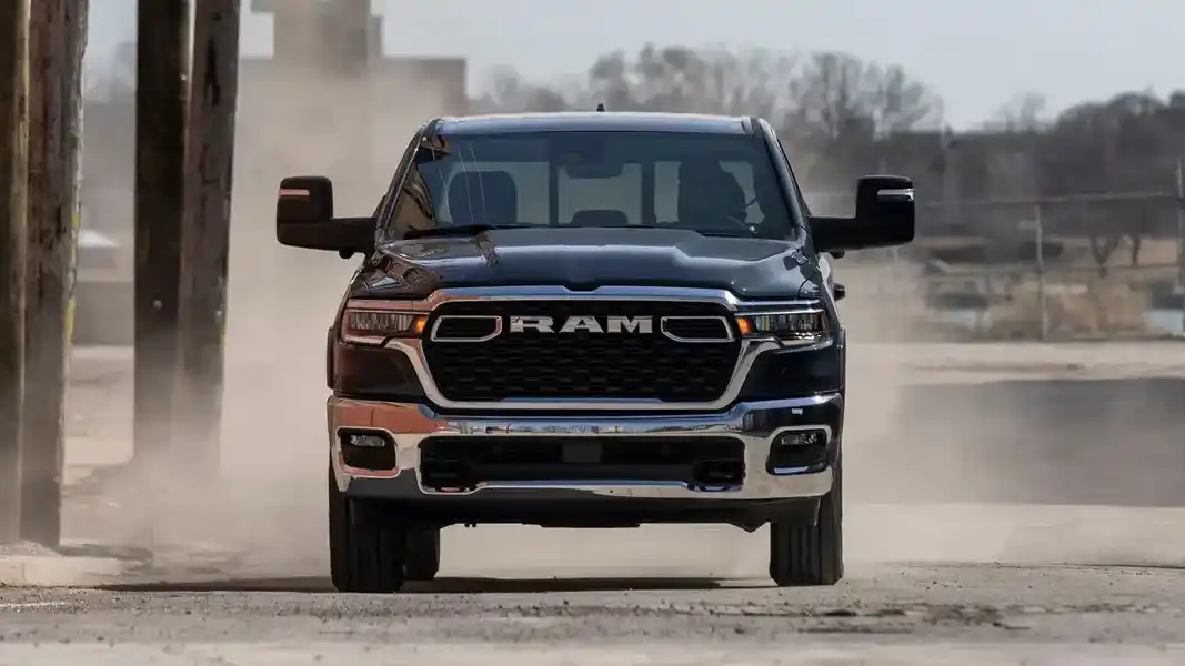 رام تعيد محرك V8 هيمي الاسطوري في طراز 1500 لعام 2026 بعد غياب قصير، وتحقق اكثر من 10,000 طلب خلال 24 ساعة فقط، في عودة تؤكد ولاء العملاء للمحرك الايقوني.