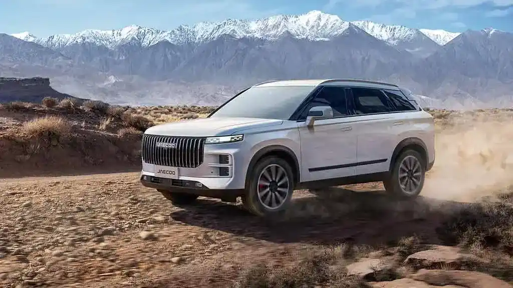 The Jaecoo J7 2025 lands in Saudi Arabia with three feature packed trims, a bold design, turbo power, smart tech, and advanced safety starting at 94,180 SAR.