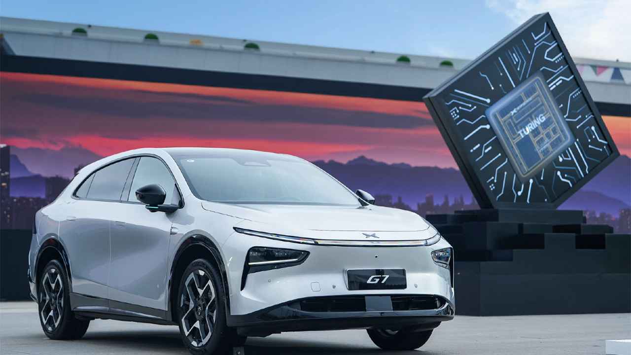 The XPeng G7 electric vehicle combines advanced AI technologies, extended driving range, and sleek design, competing strongly with top market models. 