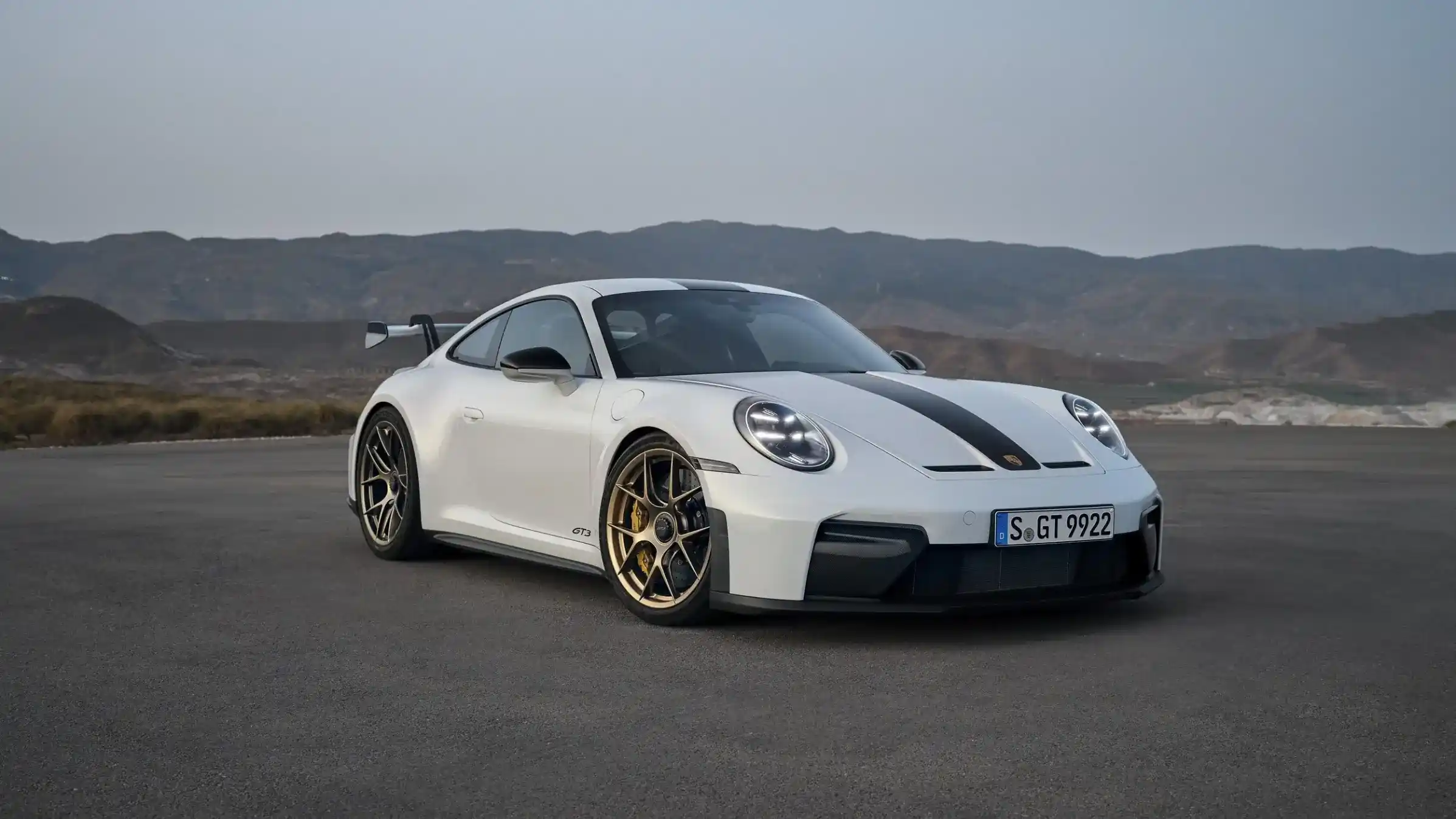 Explore top sports cars like the Porsche 911 and Nissan GT‑R that combine thrilling track performance with everyday comfort for drivers in the GCC region.