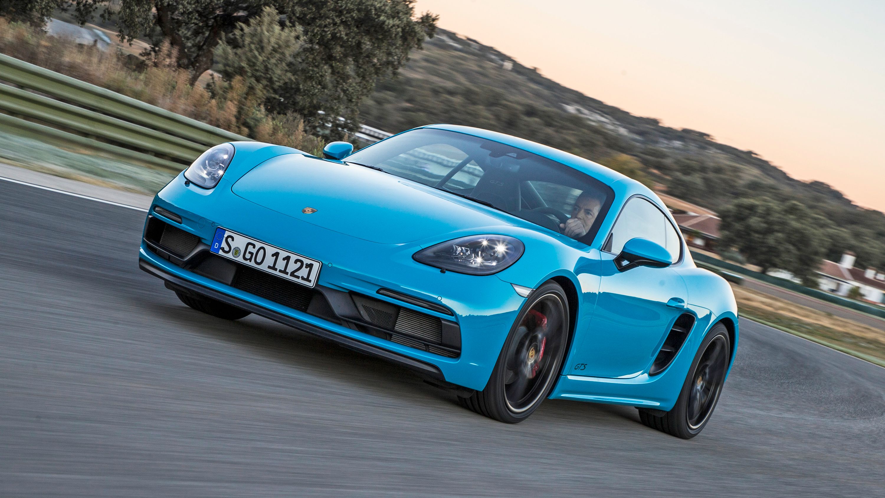 Explore top sports cars like the Porsche 911 and Nissan GT‑R that combine thrilling track performance with everyday comfort for drivers in the GCC region.