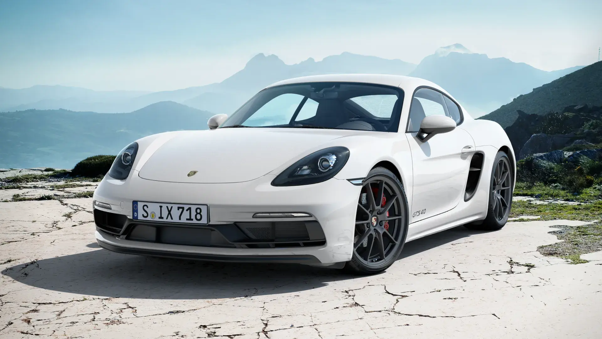 Explore top sports cars like the Porsche 911 and Nissan GT‑R that combine thrilling track performance with everyday comfort for drivers in the GCC region.