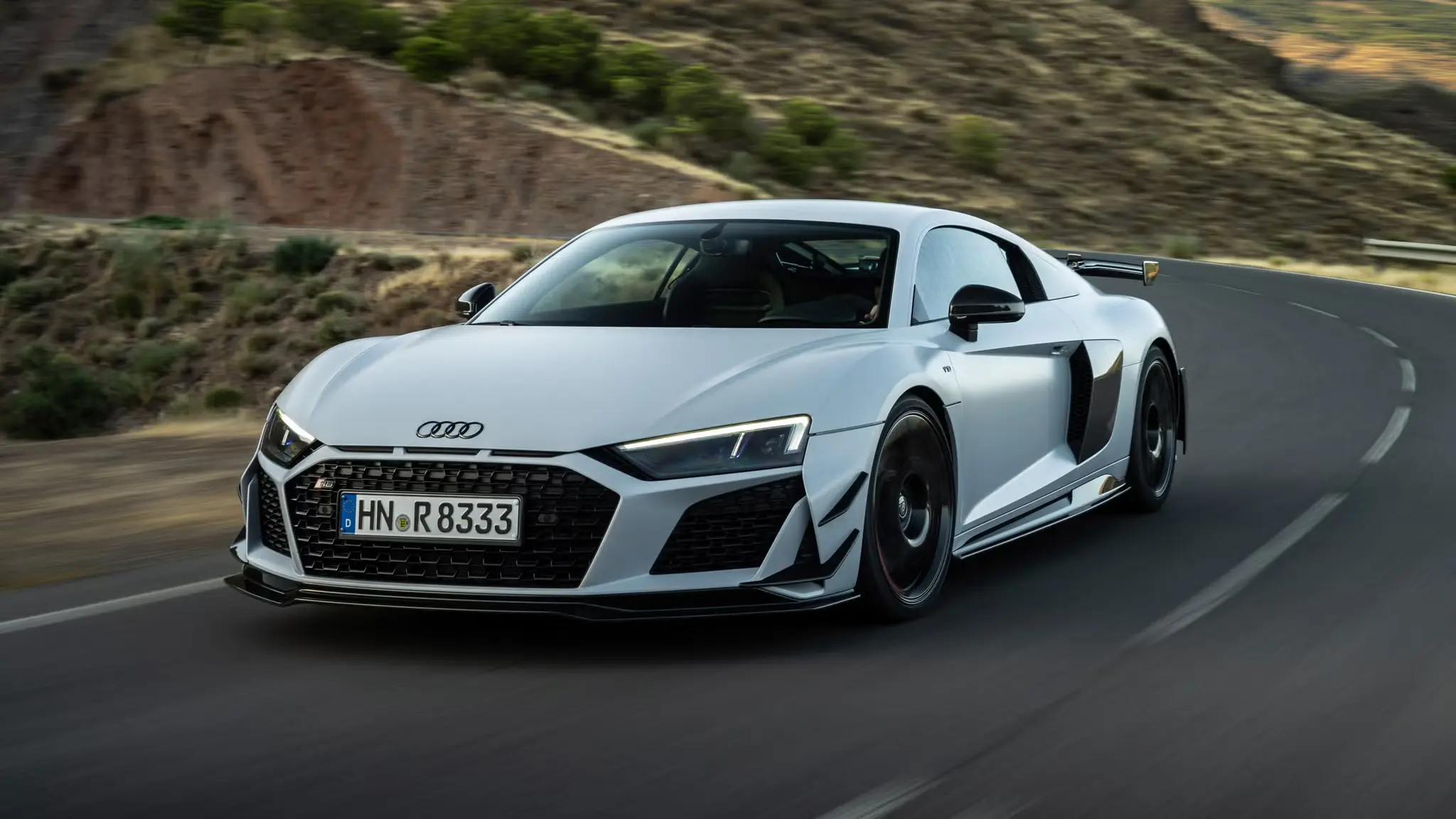 Explore top sports cars like the Porsche 911 and Nissan GT‑R that combine thrilling track performance with everyday comfort for drivers in the GCC region.