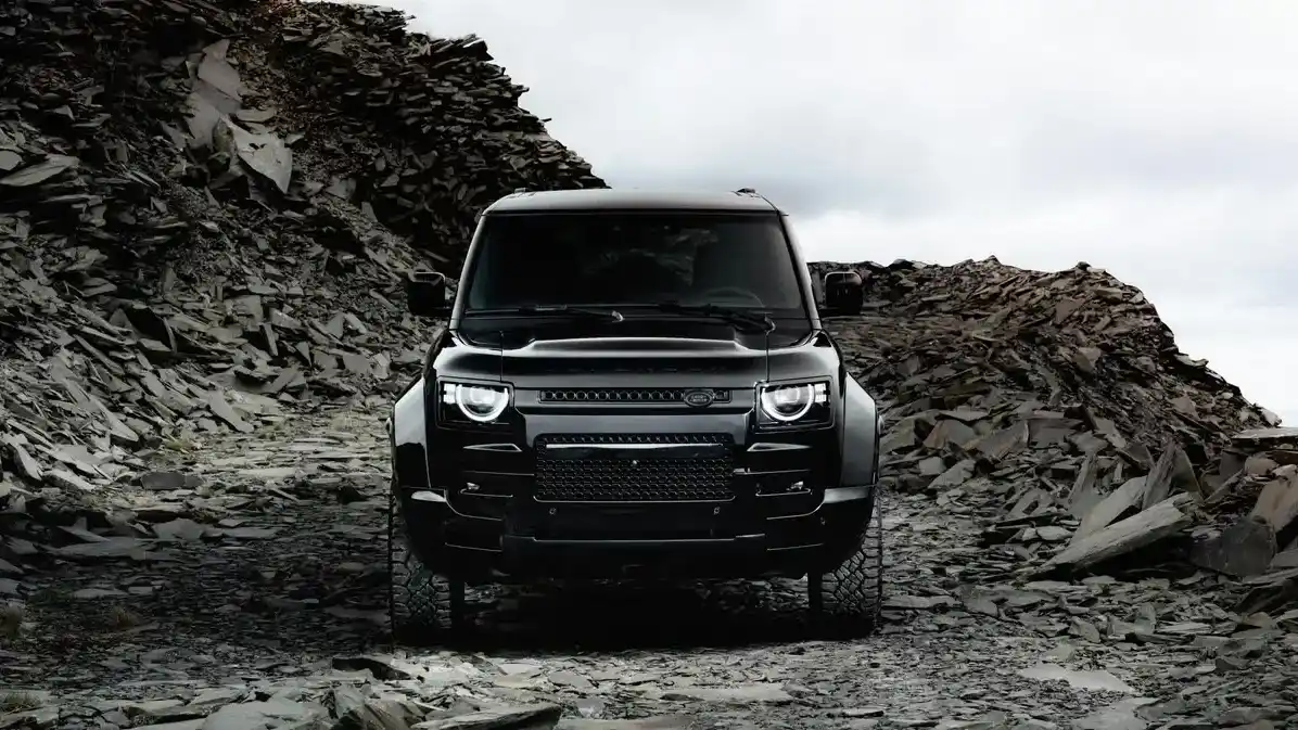 Discover the 2026 Land Rover Defender Octa Black with a full blacked out design, a 626 hp twin turbo V8 engine, luxury cabin, and a new 13.1 inch touchscreen.