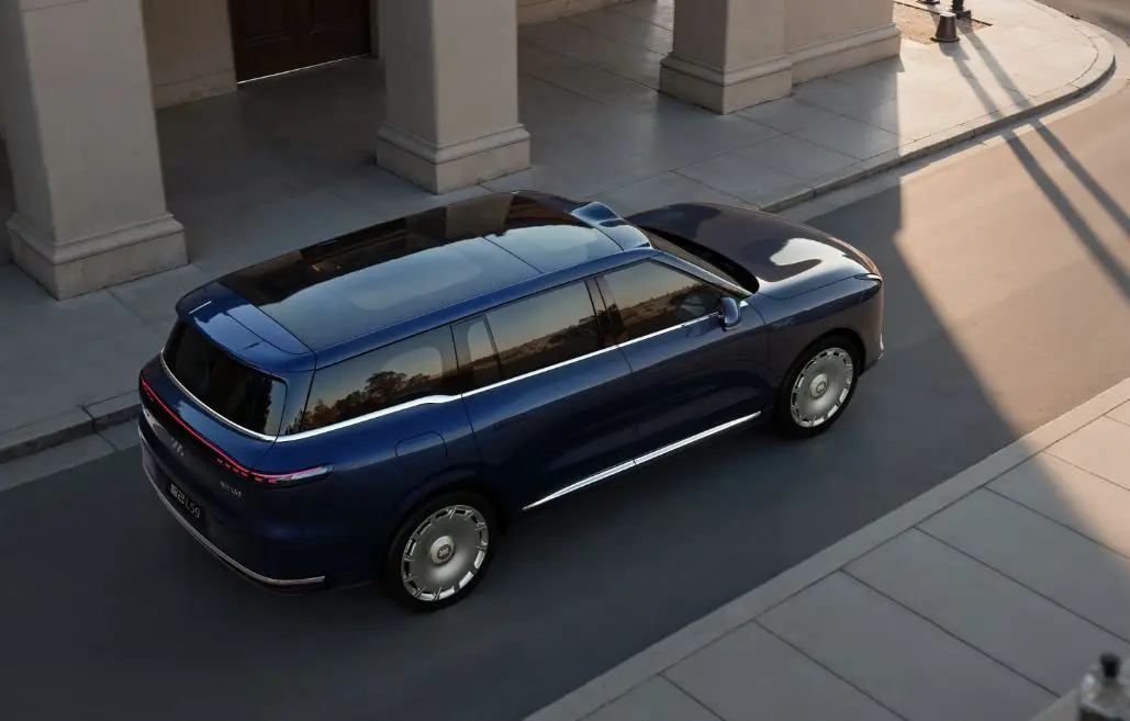 Experience the all new IM LS9, a luxury extended range SUV with 673 hp, dual electric motors, 450 km EV range, sleek design, and advanced intelligent features.