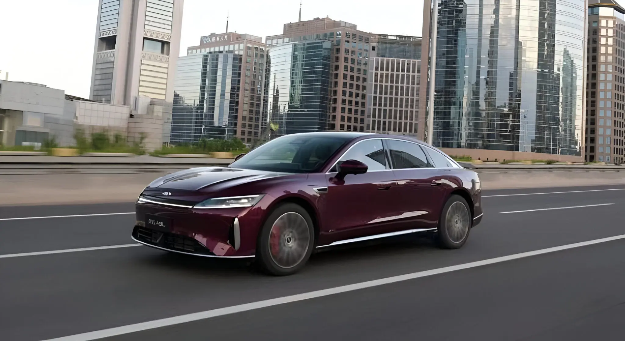 شيري فولوين A9L 2025 تصل الى السوق السعودية بتصميم فاخر واداء هجين قوي، ومدى كهربائي حتى 260 كم ومدى اجمالي يتجاوز 2500 كم، وسعر يبدا من 74,250 ريال. 