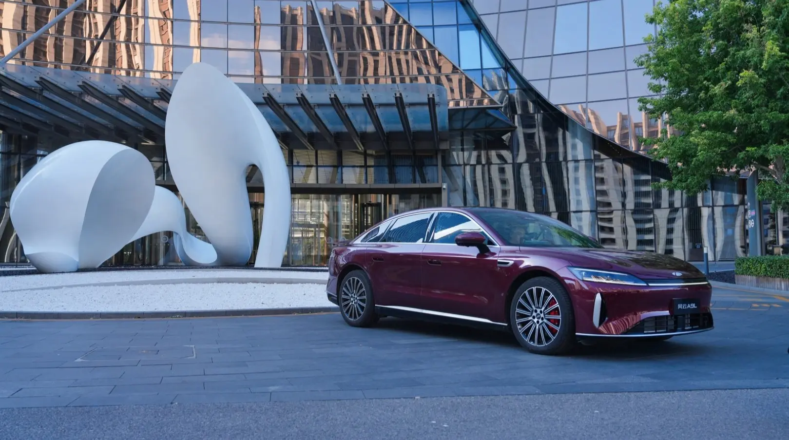 شيري فولوين A9L 2025 تصل الى السوق السعودية بتصميم فاخر واداء هجين قوي، ومدى كهربائي حتى 260 كم ومدى اجمالي يتجاوز 2500 كم، وسعر يبدا من 74,250 ريال. 