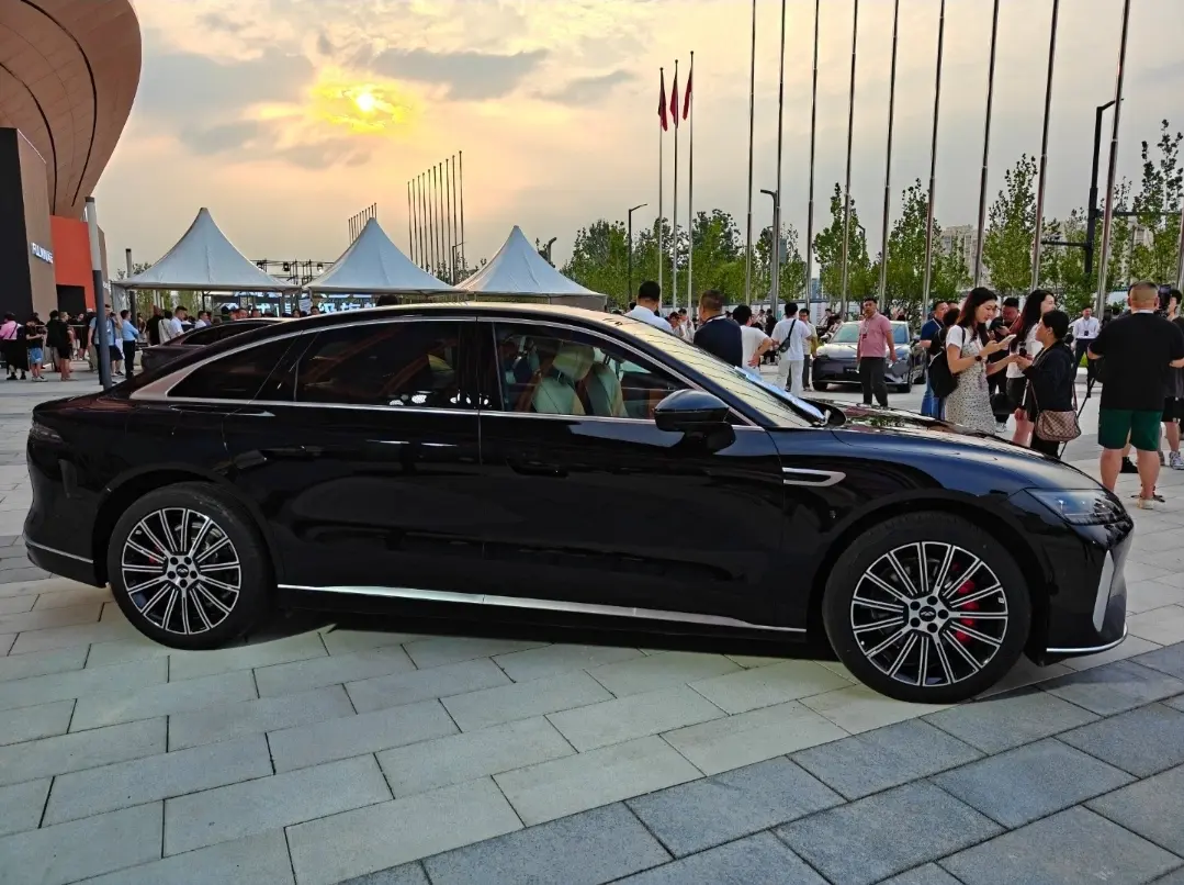 شيري فولوين A9L 2025 تصل الى السوق السعودية بتصميم فاخر واداء هجين قوي، ومدى كهربائي حتى 260 كم ومدى اجمالي يتجاوز 2500 كم، وسعر يبدا من 74,250 ريال. 