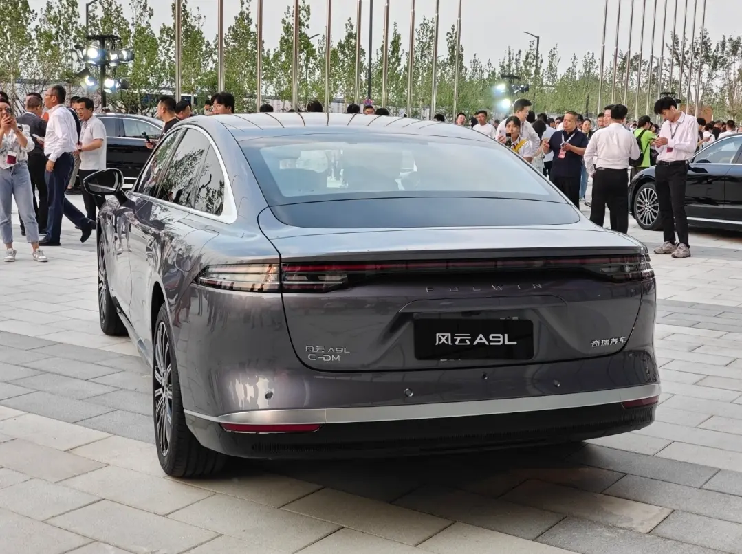 شيري فولوين A9L 2025 تصل الى السوق السعودية بتصميم فاخر واداء هجين قوي، ومدى كهربائي حتى 260 كم ومدى اجمالي يتجاوز 2500 كم، وسعر يبدا من 74,250 ريال. 
