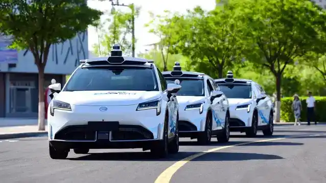 السعودية تطلق اول تاكسي ذاتي القيادة في الرياض بالتعاون مع WeRide وجي ايه سي والجميح ضمن رؤية 2030، لتعزيز الابتكار والسلامة في قطاع النقل الذكي المستدام.