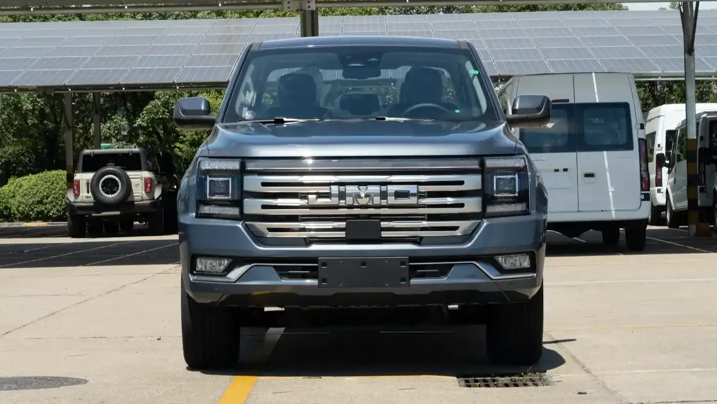 Discover the 2025 JMC Grand Avenue Plus in Saudi Arabia with full specs and key differences between LX and SLX trims in design, tech, and safety features.