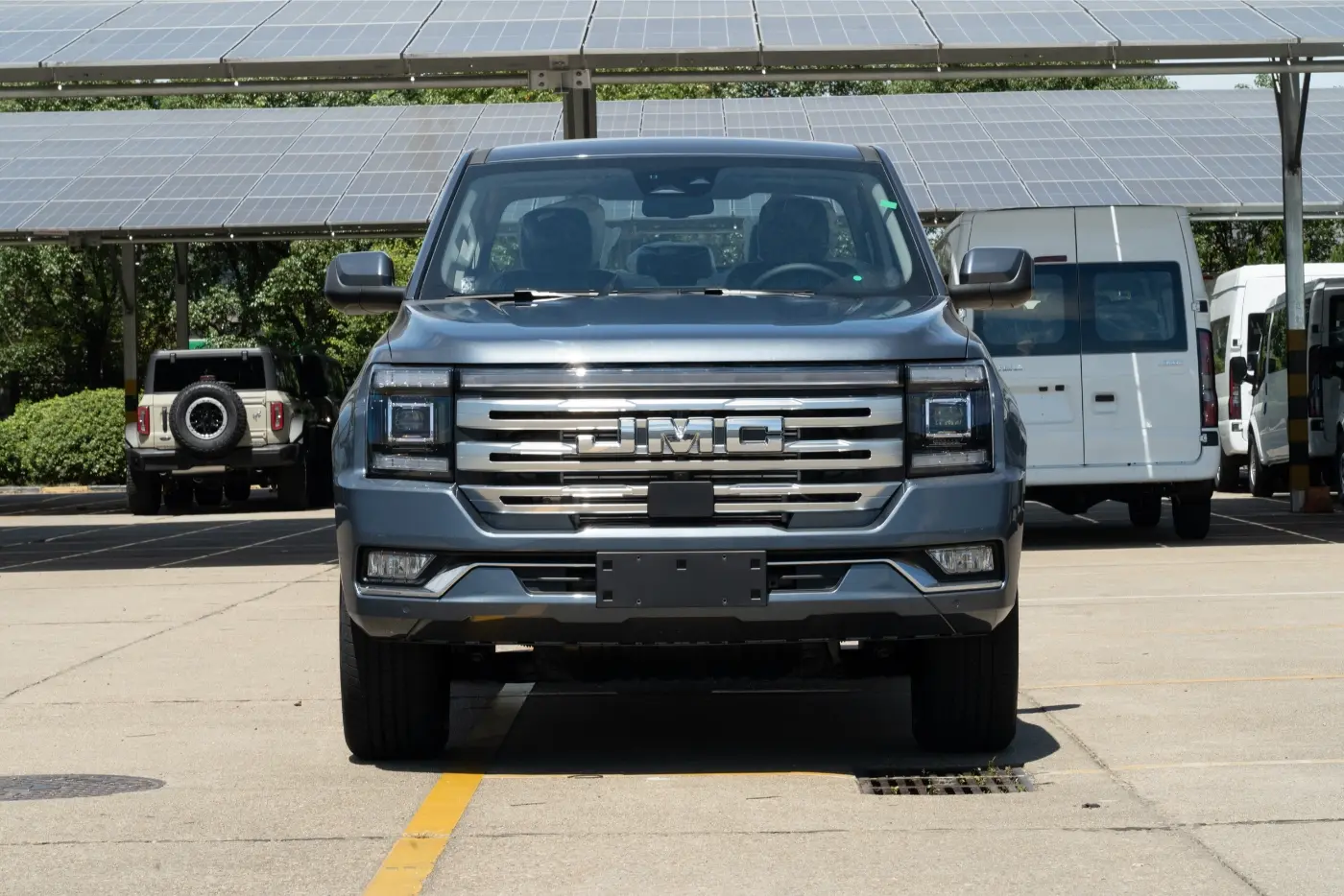 Discover the 2025 JMC Grand Avenue Plus in Saudi Arabia with full specs and key differences between LX and SLX trims in design, tech, and safety features.