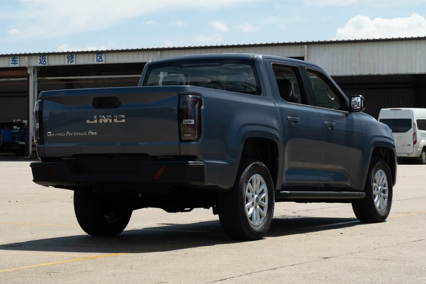 Discover the 2025 JMC Grand Avenue Plus in Saudi Arabia with full specs and key differences between LX and SLX trims in design, tech, and safety features.