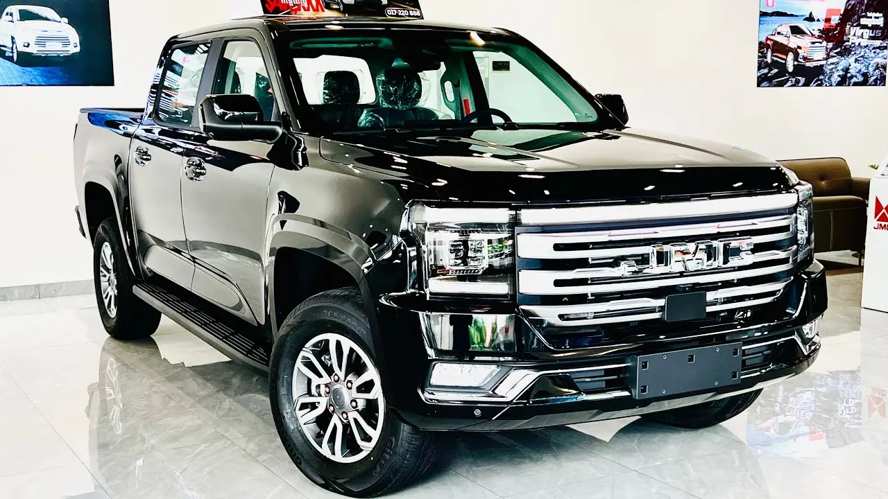 Discover the 2025 JMC Grand Avenue Plus in Saudi Arabia with full specs and key differences between LX and SLX trims in design, tech, and safety features.