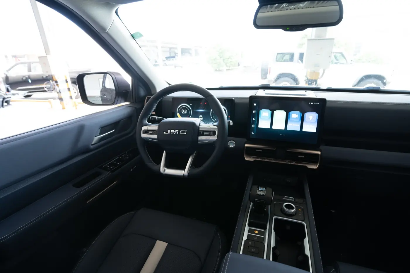 Discover the 2025 JMC Grand Avenue Plus in Saudi Arabia with full specs and key differences between LX and SLX trims in design, tech, and safety features.