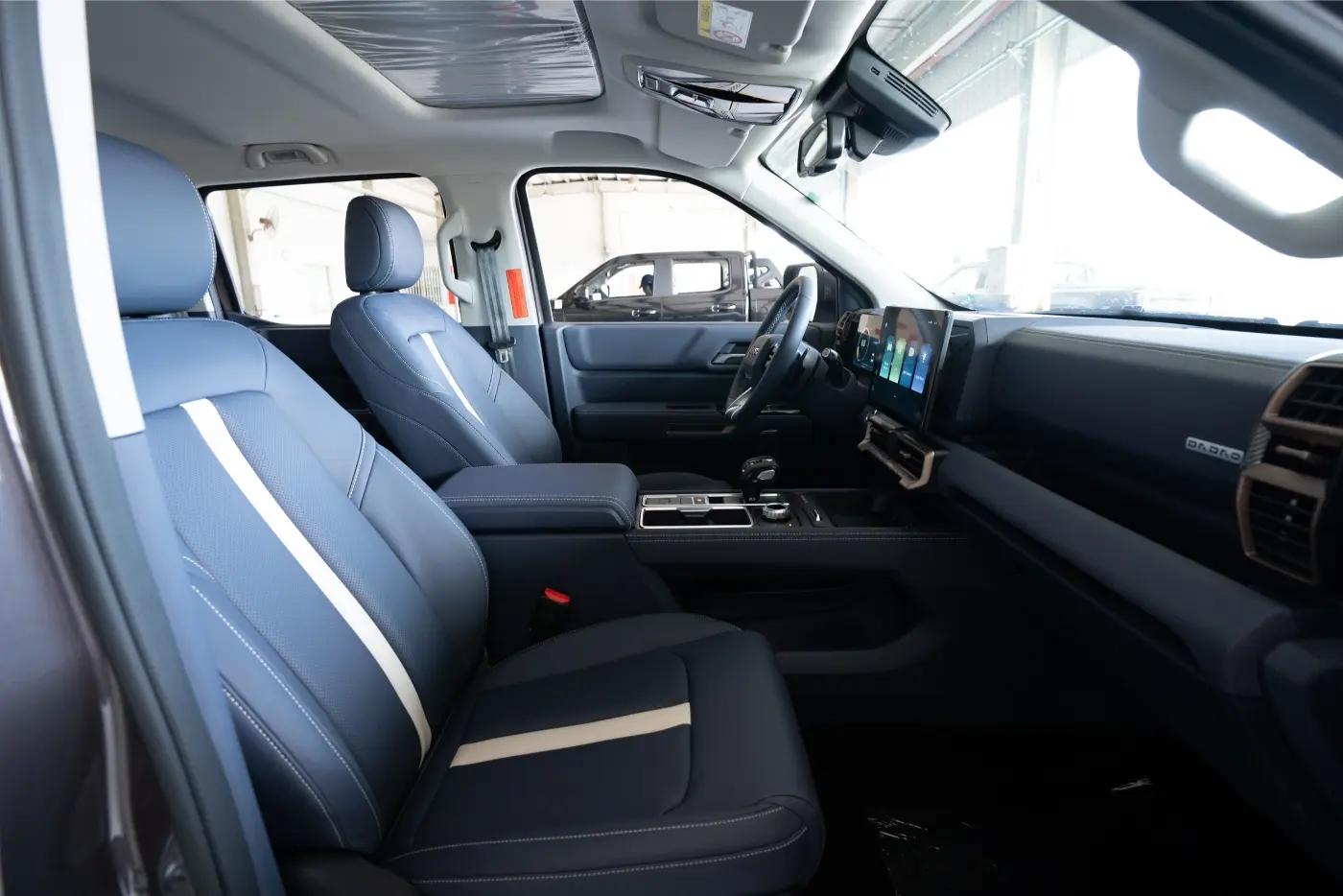 Discover the 2025 JMC Grand Avenue Plus in Saudi Arabia with full specs and key differences between LX and SLX trims in design, tech, and safety features.