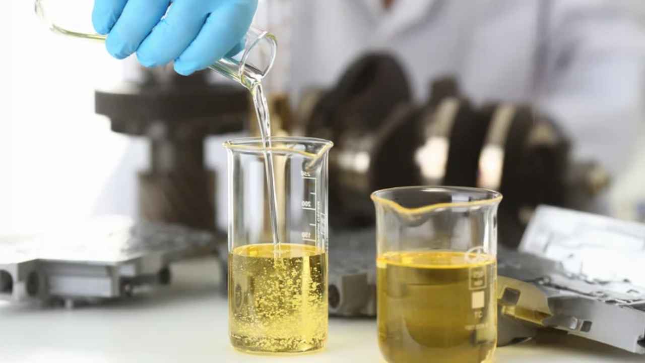 مقال يوضح الفروق التقنية بين زيوت محركات الديزل والبنزين وأهمية اختيار النوع المناسب لحماية وأداء المحرك. 