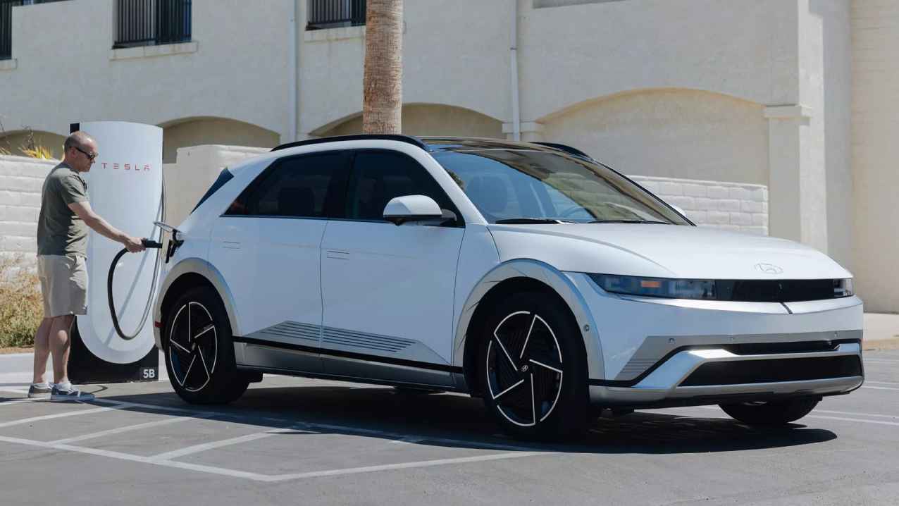 هيونداي تحذر مالكي Ioniq 5 موديل 2025 من خطر حرائق محتملة وحددّت قواعد هامة لركن السيارات بأمان. 