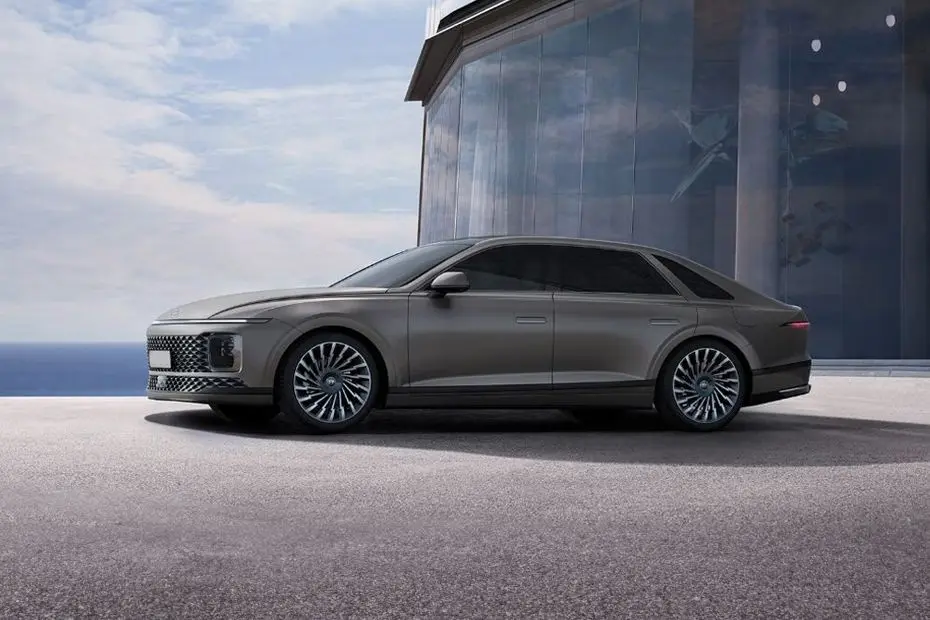 Find out the top full size sedans in Saudi Arabia for 2025, including Kia K8, Hyundai Azera, Lexus ES, and Genesis G90, with full specs, trims, and prices.