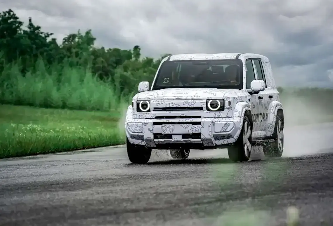 الكشف العالمي عن iCAR V27 2025 من دبي بتصميم اوف رود فاخر، ومدى كهربائي يصل الى 200 كم، ونظام دفع رباعي بقوة 449 حصان، بسعر يبدا من 102,000 ريال سعودي.