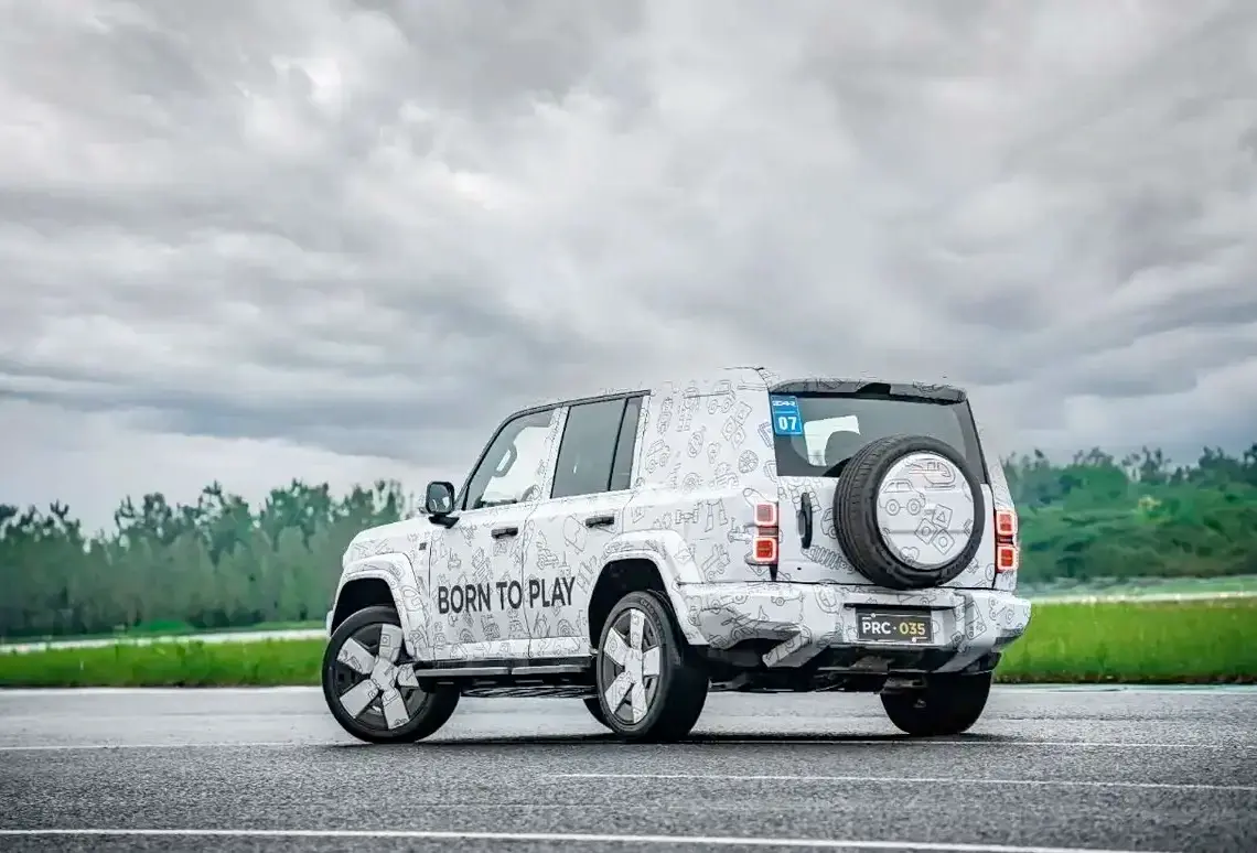 الكشف العالمي عن iCAR V27 2025 من دبي بتصميم اوف رود فاخر، ومدى كهربائي يصل الى 200 كم، ونظام دفع رباعي بقوة 449 حصان، بسعر يبدا من 102,000 ريال سعودي.