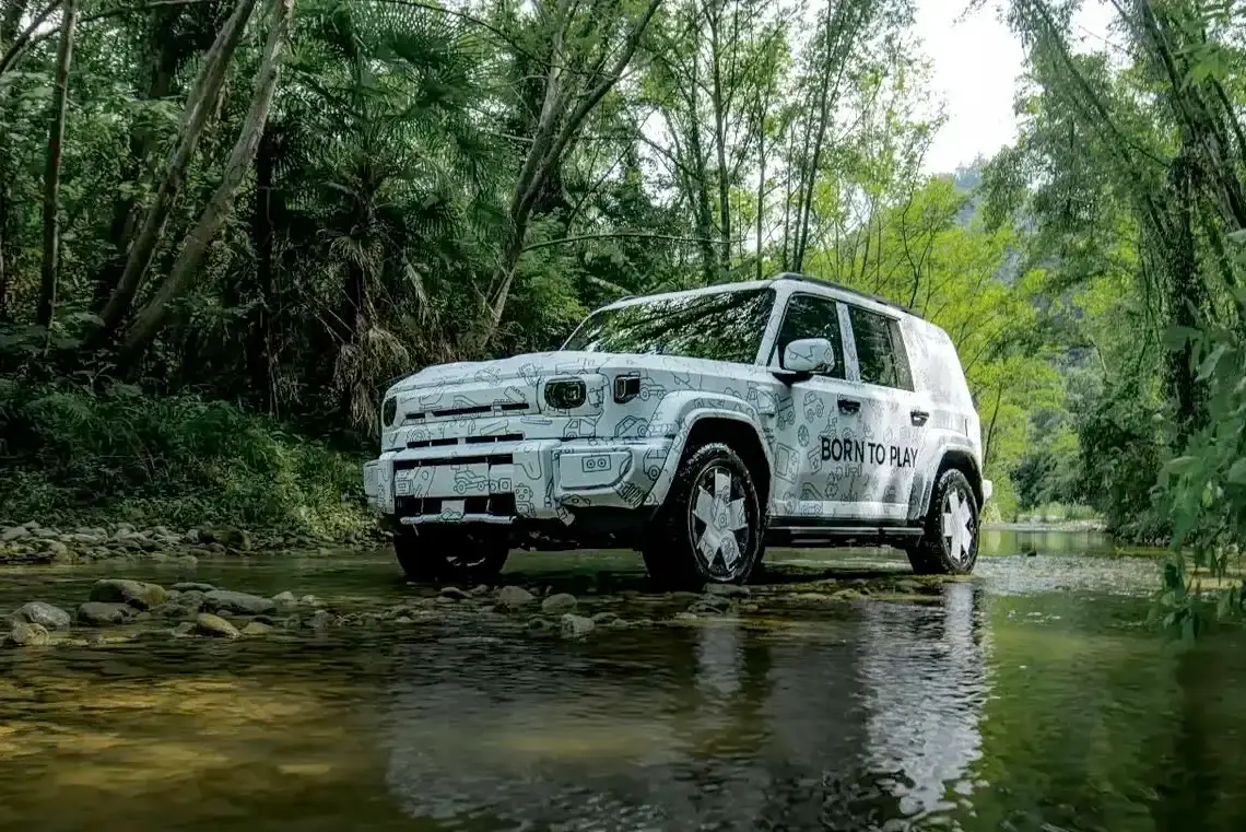 الكشف العالمي عن iCAR V27 2025 من دبي بتصميم اوف رود فاخر، ومدى كهربائي يصل الى 200 كم، ونظام دفع رباعي بقوة 449 حصان، بسعر يبدا من 102,000 ريال سعودي.
