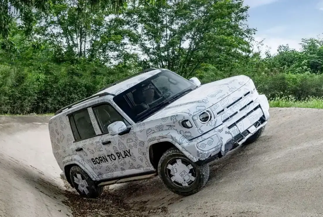 الكشف العالمي عن iCAR V27 2025 من دبي بتصميم اوف رود فاخر، ومدى كهربائي يصل الى 200 كم، ونظام دفع رباعي بقوة 449 حصان، بسعر يبدا من 102,000 ريال سعودي.