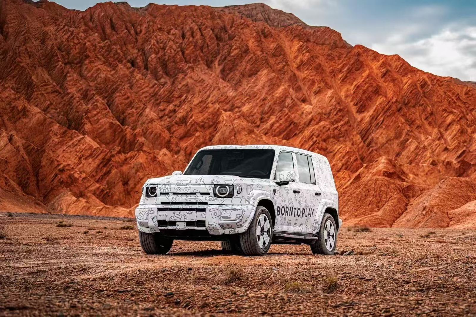الكشف العالمي عن iCAUR V27 2025 من دبي بتصميم اوف رود فاخر، ومدى كهربائي يصل الى 200 كم، ونظام دفع رباعي بقوة 449 حصان، بسعر يبدا من 102,000 ريال سعودي.