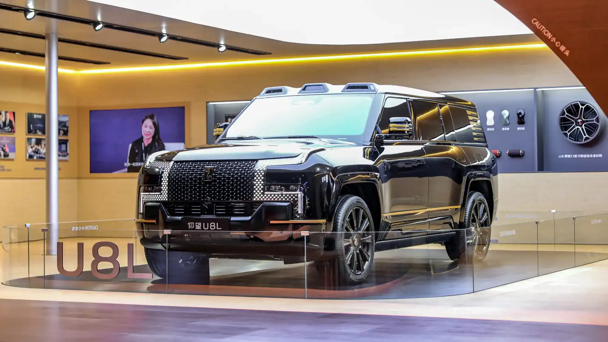 Yangwang U8L 2025 debuts with 1,180 hp, 6 seats, gold emblem, 1,000 km range, and luxury tech, starting at 181,130 USD to rival the Rolls Royce Cullinan.