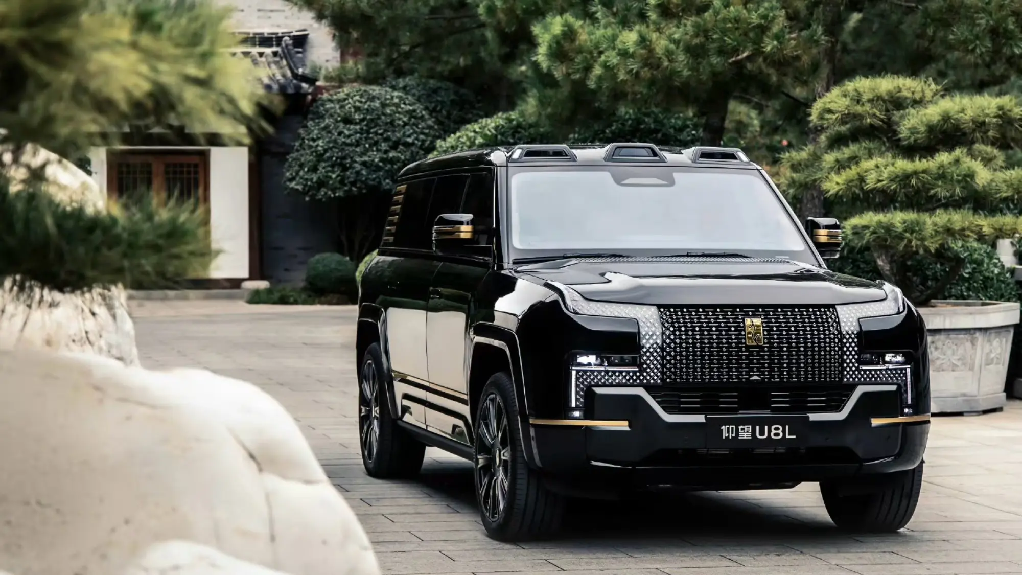 سيارة يانغ وانغ U8L 2025 تدخل سوق السيارات الفاخرة بقوة 1,180 حصان، ومدى قيادة يتجاوز 1,000 كم، وتصميم فاخر بستة مقاعد وشعار ذهبي، بسعر 181,130 دولار.