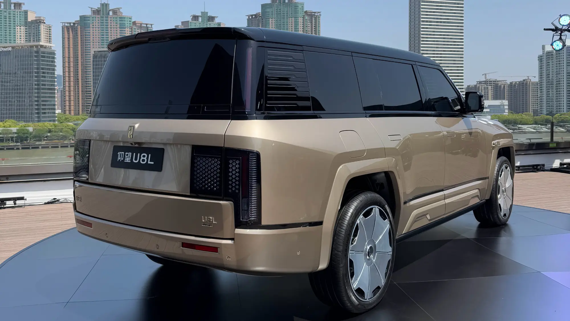 سيارة يانغ وانغ U8L 2025 تدخل سوق السيارات الفاخرة بقوة 1,180 حصان، ومدى قيادة يتجاوز 1,000 كم، وتصميم فاخر بستة مقاعد وشعار ذهبي، بسعر 181,130 دولار.