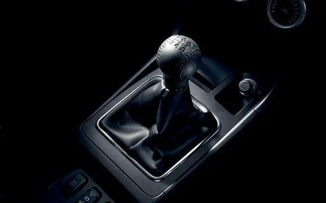Learn how to check a car's transmission before buying used in Saudi Arabia or UAE. Spot warning signs early and avoid expensive repairs with this simple guide.