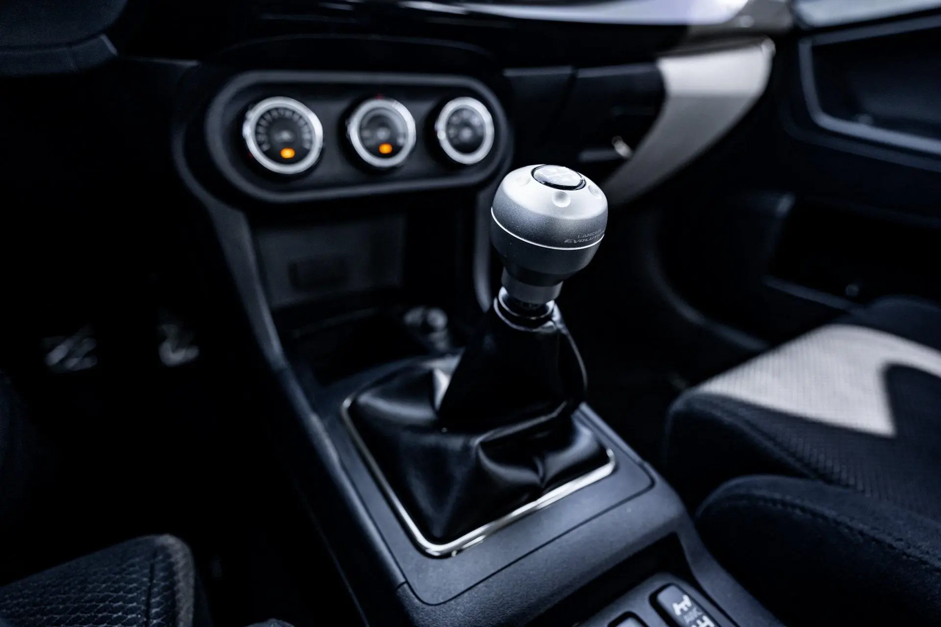 Learn how to check a car's transmission before buying used in Saudi Arabia or UAE. Spot warning signs early and avoid expensive repairs with this simple guide.