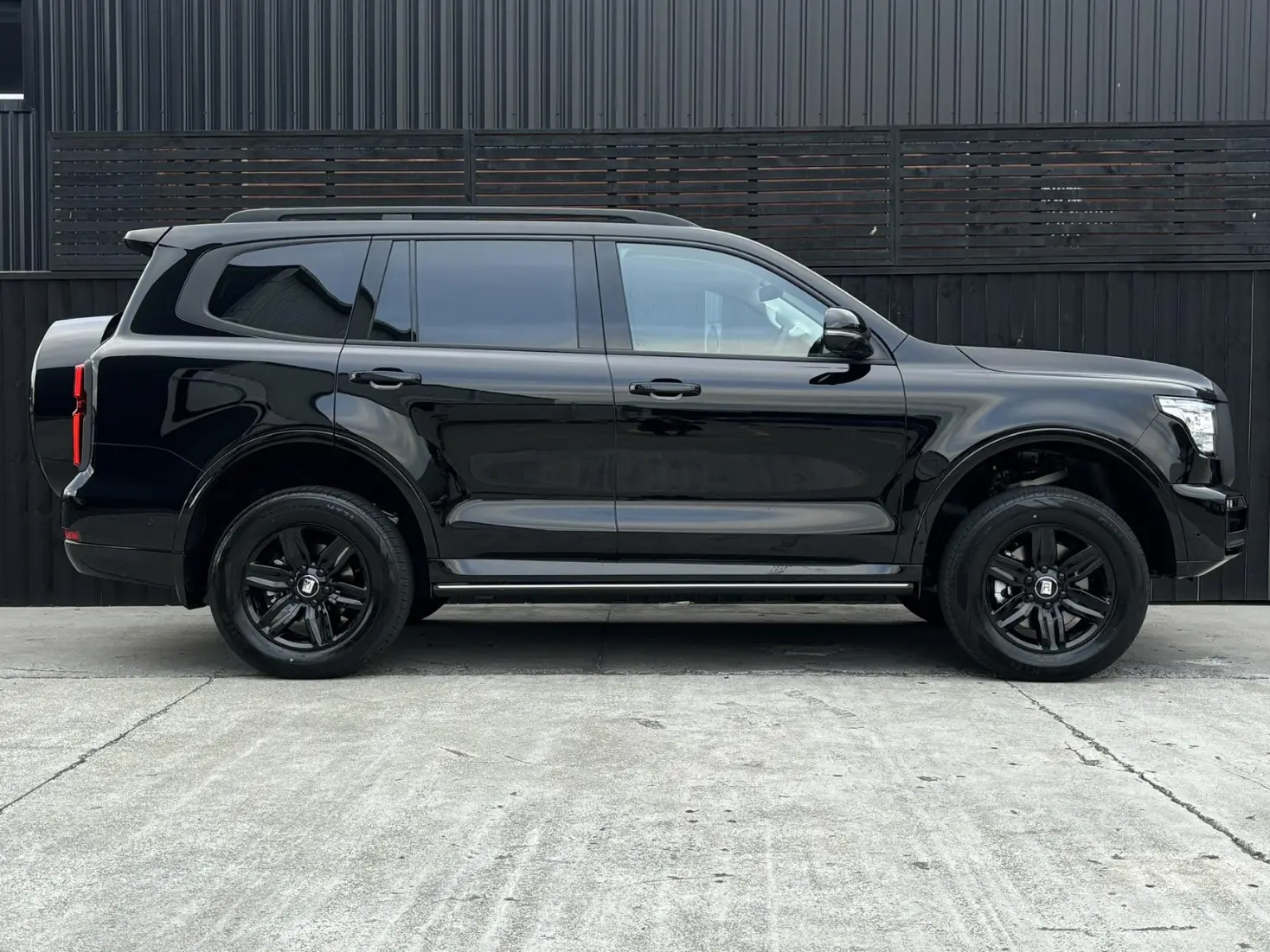 Explore the 2026 Tank 500 Black Edition in Saudi Arabia with its powerful V6 hybrid engine, bold black design, luxury interior, and cutting edge safety features