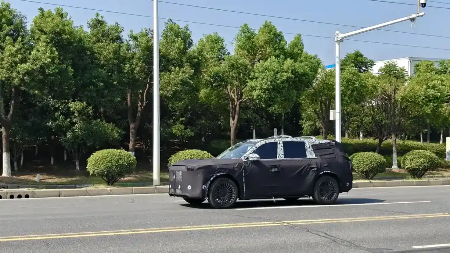 The Voyah Taishan 2025 is a full size luxury SUV with six seats, Huawei smart driving tech, bold design, and over 600 km electric range to rival the Cullinan.