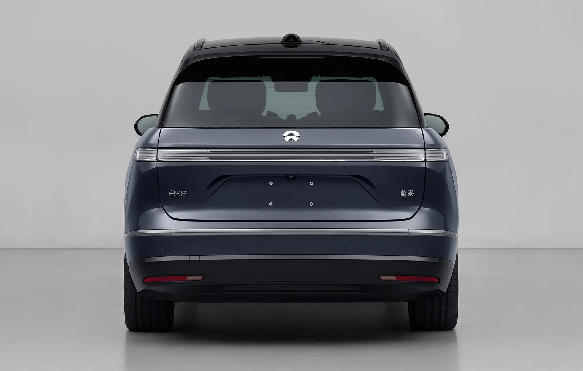 NIO ES8 2026 تجمع بين التصميم الفاخر والاداء القوي بفضل منصة NT3.0 وابعاد اوسع من ONVO L90 ومدى قيادة يصل الى 635 كم لتوفر راحة ومساحة مثالية للعائلات