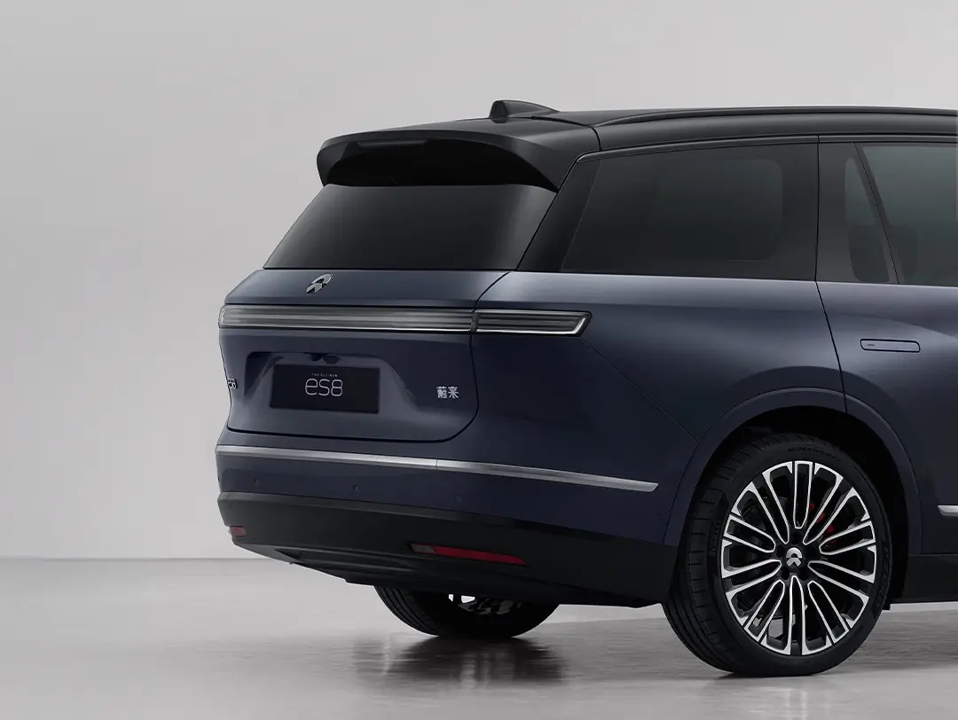 NIO ES8 2026 تجمع بين التصميم الفاخر والاداء القوي بفضل منصة NT3.0 وابعاد اوسع من ONVO L90 ومدى قيادة يصل الى 635 كم لتوفر راحة ومساحة مثالية للعائلات