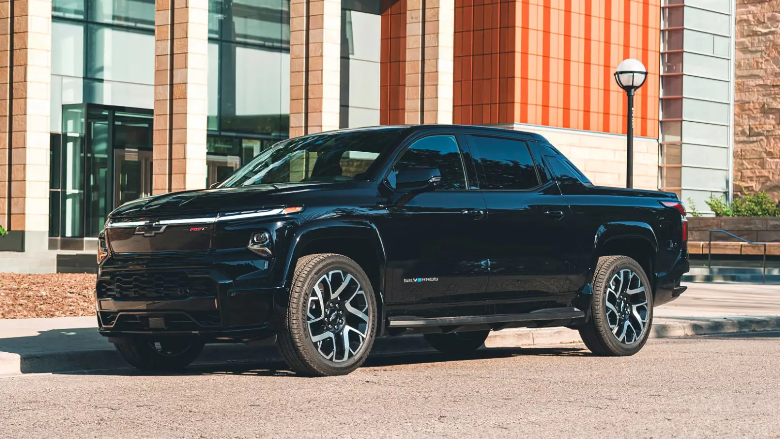 Chevrolet Silverado EV breaks world record with 1705 km on one charge, exceeding official range by 214 percent and proving its electric technology leadership
