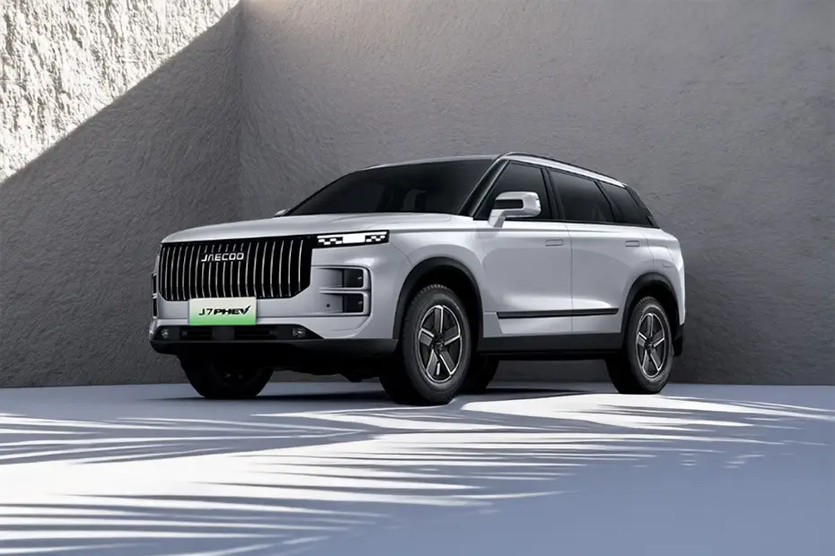 The new Jaecoo J7 PHEV debuts in Riyadh with a sleek design, advanced tech, a 91 km electric range, over 1200 km total range, and strong performance. 