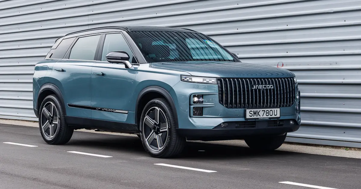 The new Jaecoo J7 PHEV debuts in Riyadh with a sleek design, advanced tech, a 91 km electric range, over 1200 km total range, and strong performance. 