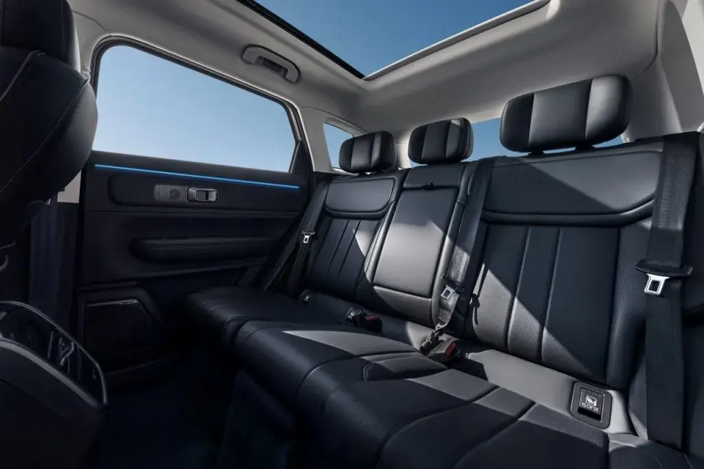 The new Jaecoo J7 PHEV debuts in Riyadh with a sleek design, advanced tech, a 91 km electric range, over 1200 km total range, and strong performance. 