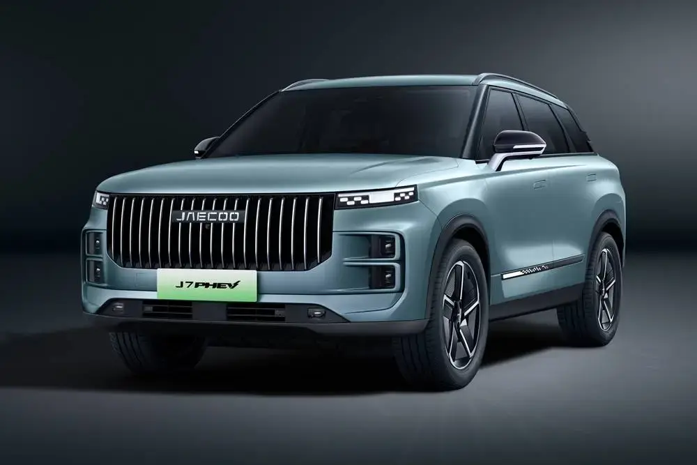 The new Jaecoo J7 PHEV debuts in Riyadh with a sleek design, advanced tech, a 91 km electric range, over 1200 km total range, and strong performance. 