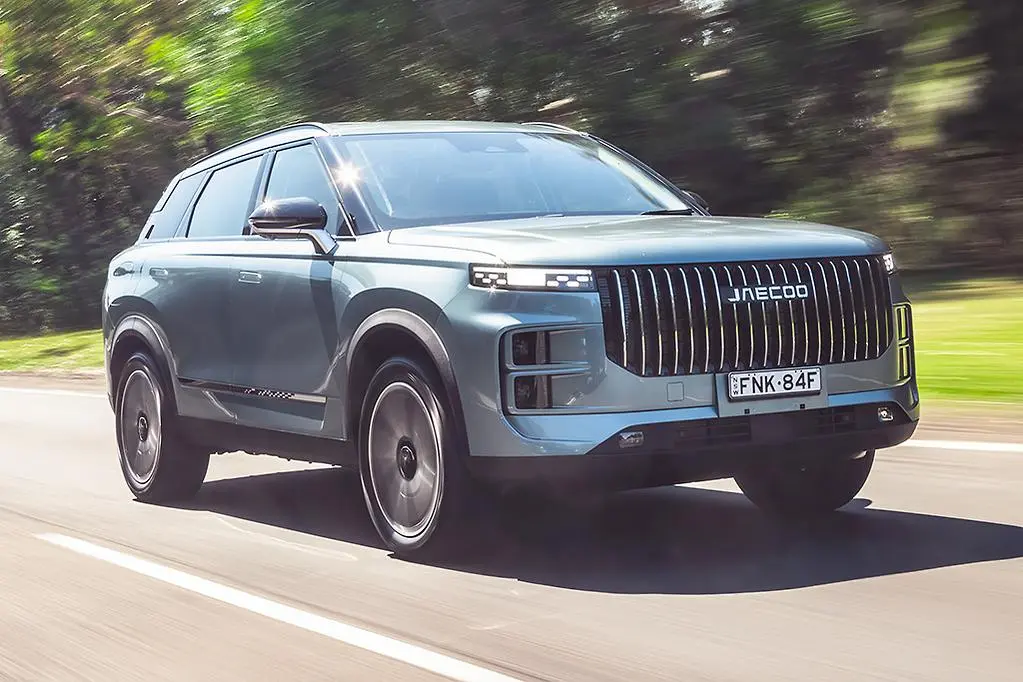 The new Jaecoo J7 PHEV debuts in Riyadh with a sleek design, advanced tech, a 91 km electric range, over 1200 km total range, and strong performance. 