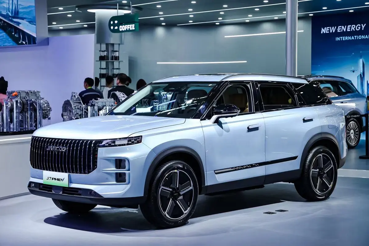 The new Jaecoo J7 PHEV debuts in Riyadh with a sleek design, advanced tech, a 91 km electric range, over 1200 km total range, and strong performance. 