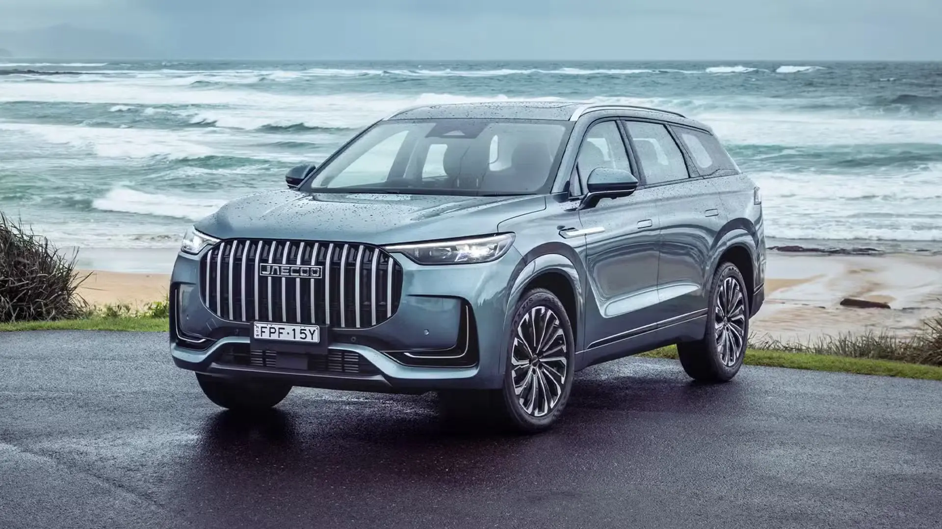 The Jaecoo J8 PHEV blends luxury and power with a sleek design, seven seat comfort, advanced tech, and up to 1000 km range for GCC roads and cities. 