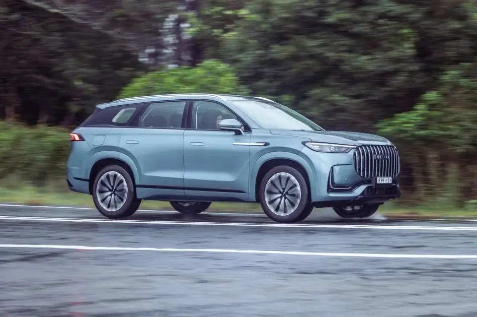 The Jaecoo J8 PHEV blends luxury and power with a sleek design, seven seat comfort, advanced tech, and up to 1000 km range for GCC roads and cities. 