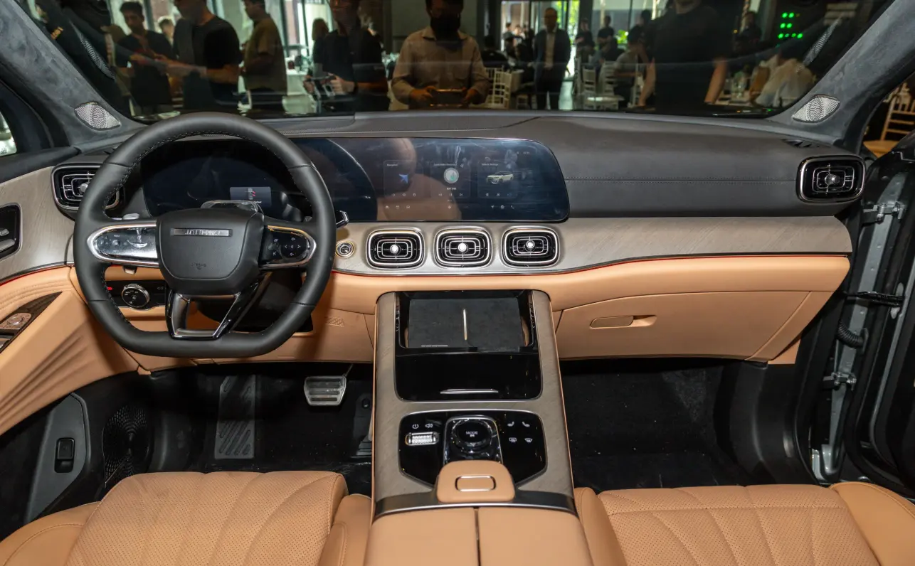 The Jaecoo J8 PHEV blends luxury and power with a sleek design, seven seat comfort, advanced tech, and up to 1000 km range for GCC roads and cities. 