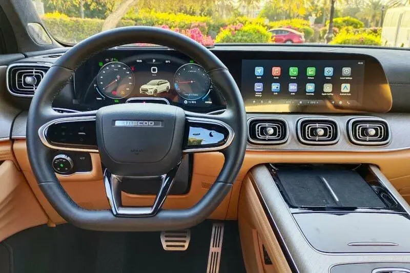The Jaecoo J8 PHEV blends luxury and power with a sleek design, seven seat comfort, advanced tech, and up to 1000 km range for GCC roads and cities. 