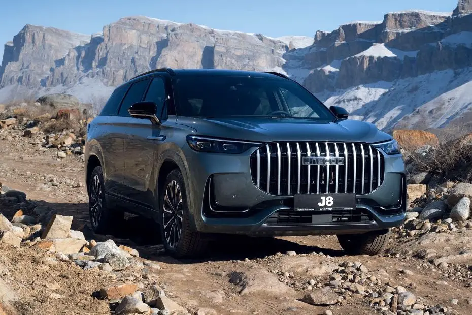 The Jaecoo J8 PHEV blends luxury and power with a sleek design, seven seat comfort, advanced tech, and up to 1000 km range for GCC roads and cities. 
